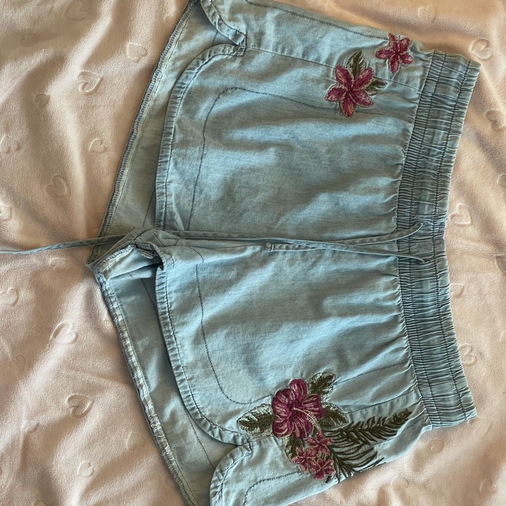 adorable hawaiian shorts:))